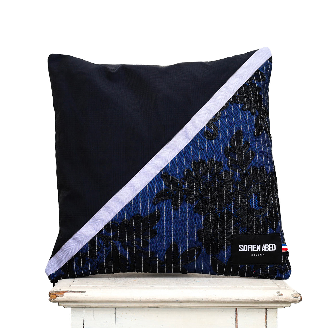 COUSSIN D'INTÉRIEUR UPCYCLÉ DÉTAIL DENTELLE GRAND - PIÈCE UNIQUE