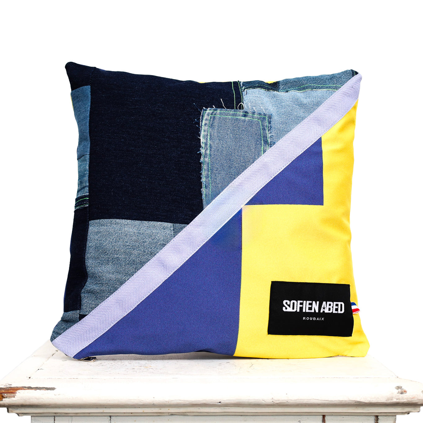 COUSSIN D'INTÉRIEUR UPCYCLÉ DÉTAIL GRAPHIQUE PETIT - PIÈCE UNIQUE